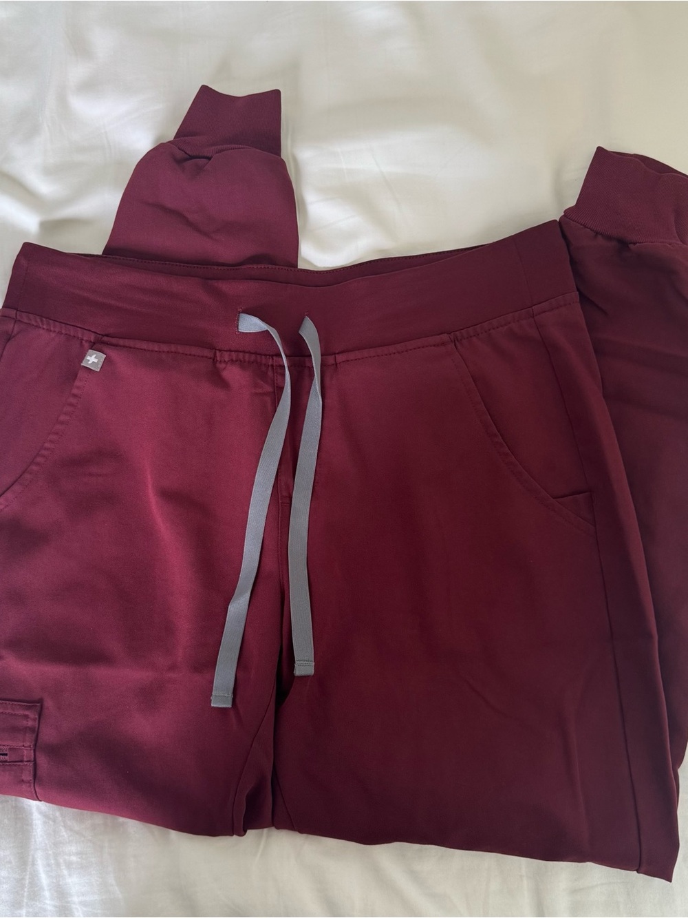 EUC FIGS Zamora petite jogger - burgundy